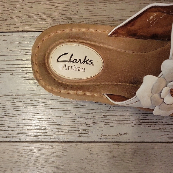 Clarks Artisan Women's Cream Floral Sandals - Picture 2 of 8